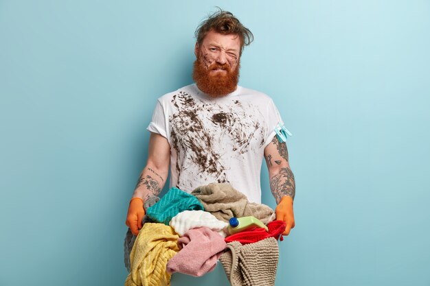 Homme avec barbe de gingembre faisant la lessive