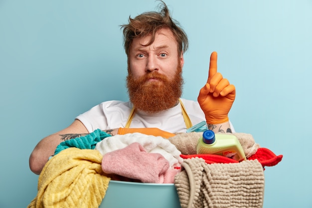 Homme avec barbe de gingembre faisant la lessive