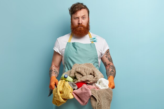 Homme avec barbe de gingembre faisant la lessive