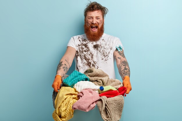 Homme avec barbe de gingembre faisant la lessive