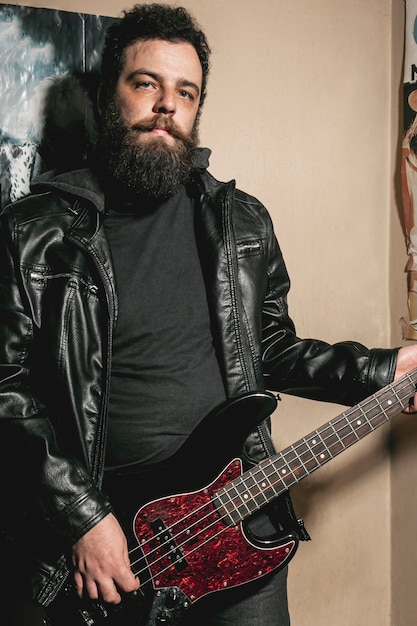 Homme barbe jouant à la guitare basse