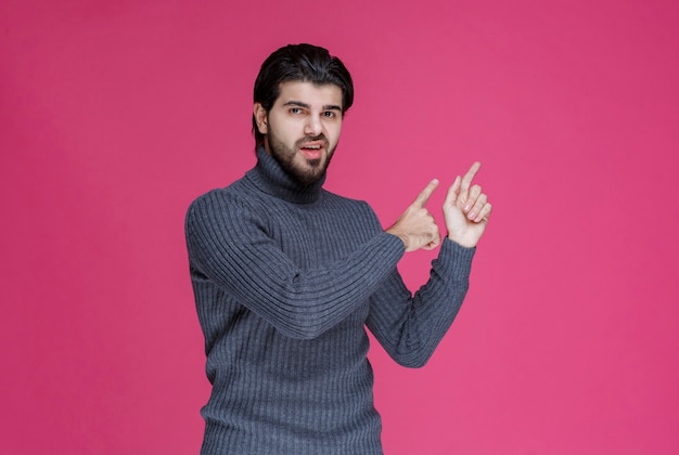 Homme Avec Barbe Montrant Quelque Chose Ou Présentant Quelqu'un.