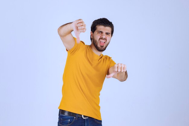 Homme à la barbe montrant le signe négatif de la main