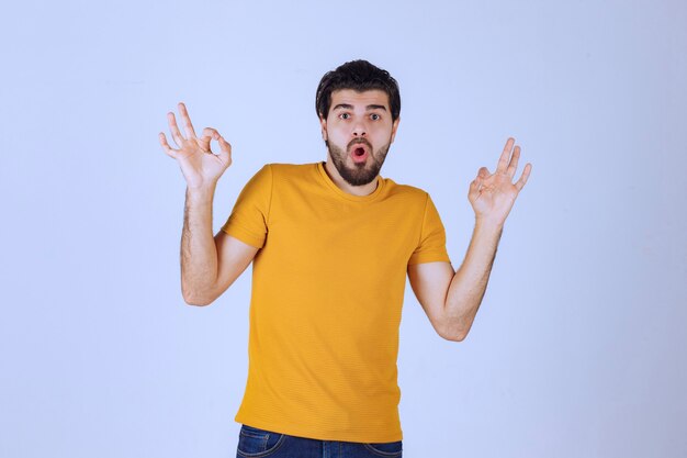 Homme à la barbe montrant le signe ok du cercle