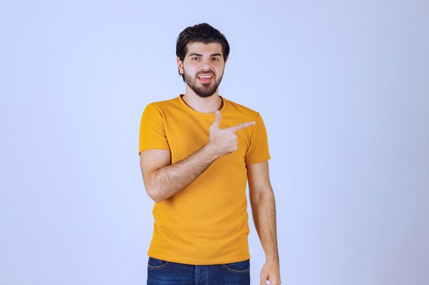 Homme à la barbe pointant vers la droite