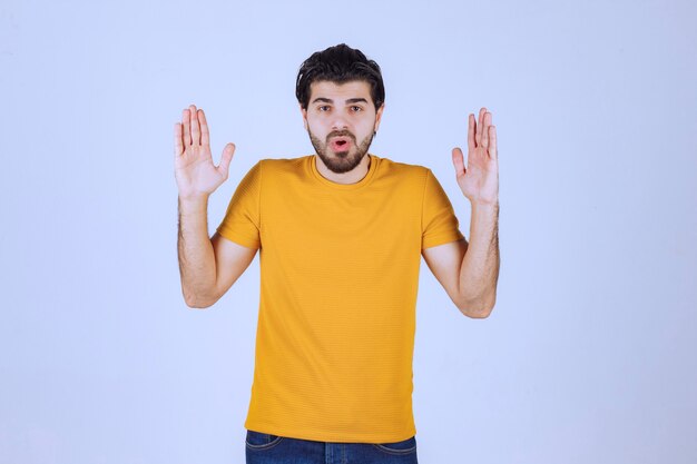 Homme à la barbe pointant vers quelque chose au-dessus