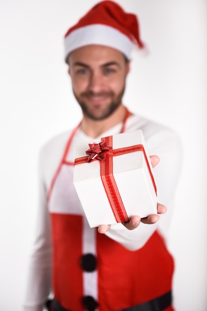 Photo gratuite homme à la barbe portant père noël vêtements noël avec une boîte-cadeau