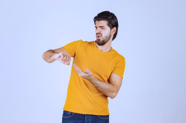 Homme à la barbe vérifiant son temps