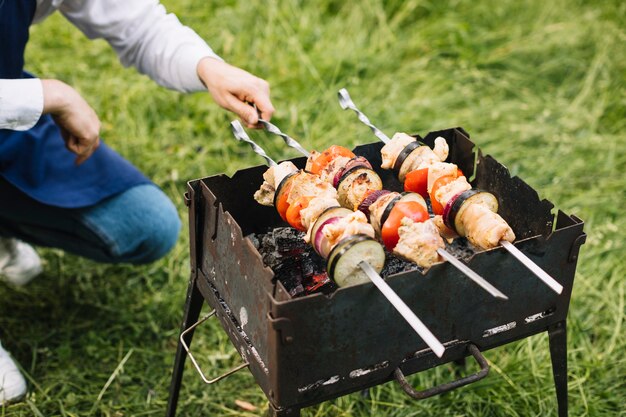 Homme avec un barbecue dans la nature