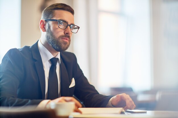 Homme barbu au travail