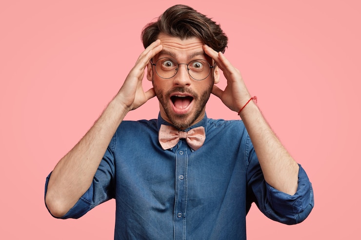 Photo gratuit un homme barbu en chemise denim et un nœud papillon rose
