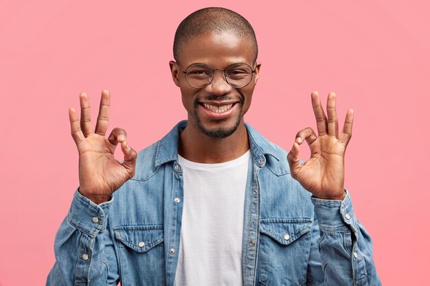 Homme barbu en chemise en jean et lunettes rondes