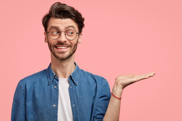 Homme barbu en chemise en jean et lunettes rondes