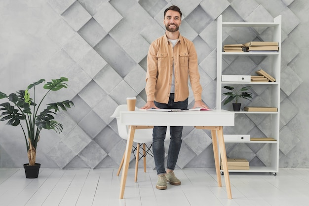 Homme Barbu Dans Le Bureau Long Shot