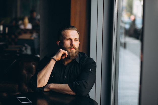 Homme barbu dans un café