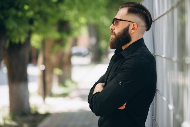 Homme barbu dans le parc