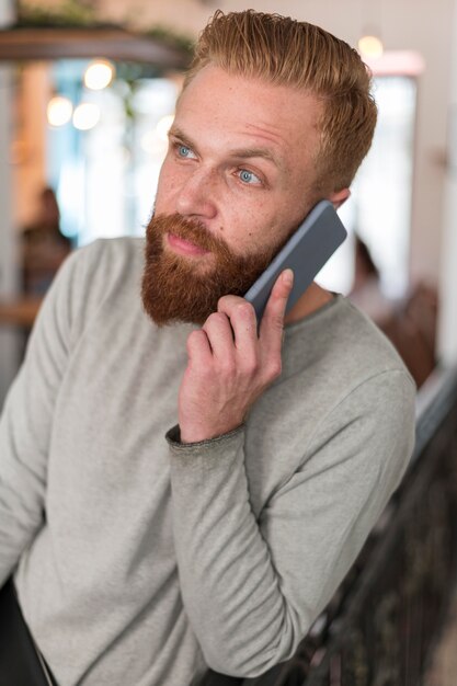 Homme barbu faisant un appel