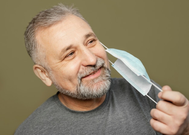 Homme barbu avec masque chirurgical