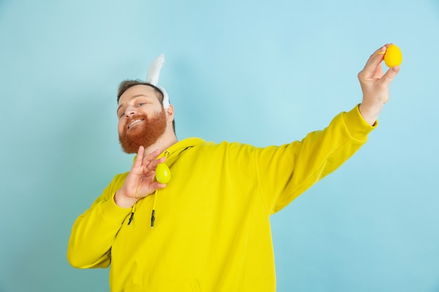 Homme barbu avec des oreilles de lapin pour Pâques