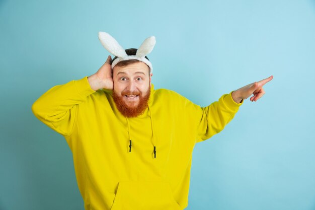 Homme barbu avec des oreilles de lapin pour Pâques