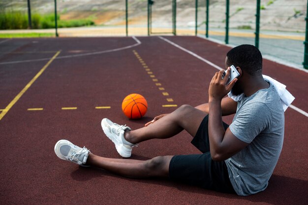 Homme barbu parlant au téléphone long shot