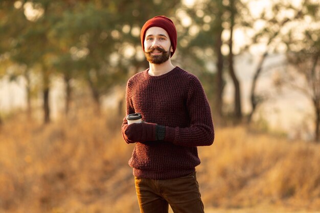 Homme barbu portant un bonnet rouge