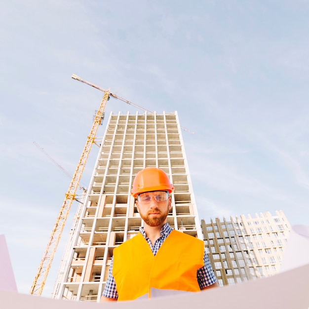 Un homme barbu qui étudie le brouillon.