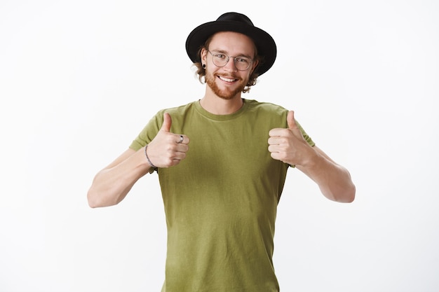 Homme barbu rousse expressif avec un chapeau