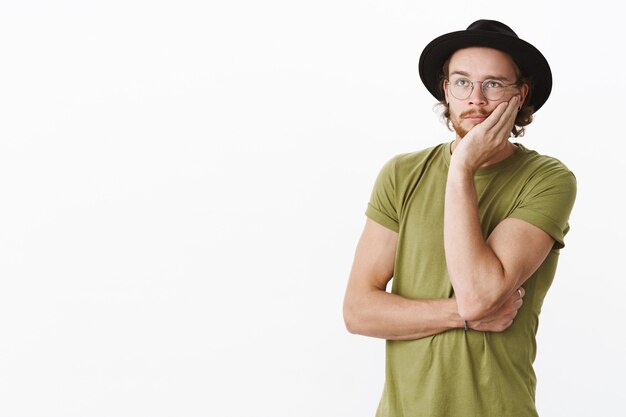 Homme barbu rousse expressif avec un chapeau