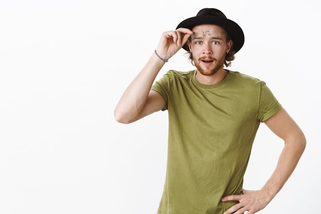 Homme barbu rousse expressif avec un chapeau