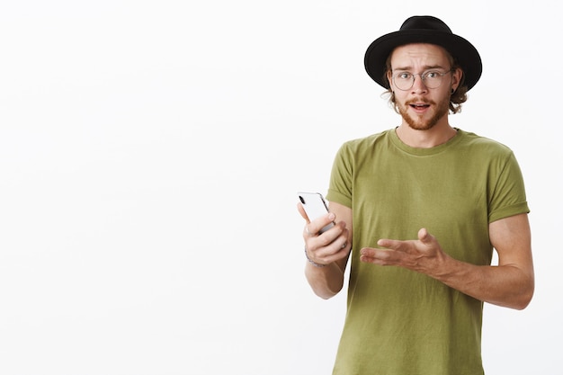 Homme barbu rousse expressif avec un chapeau