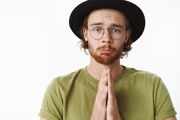 Homme barbu rousse expressif avec un chapeau