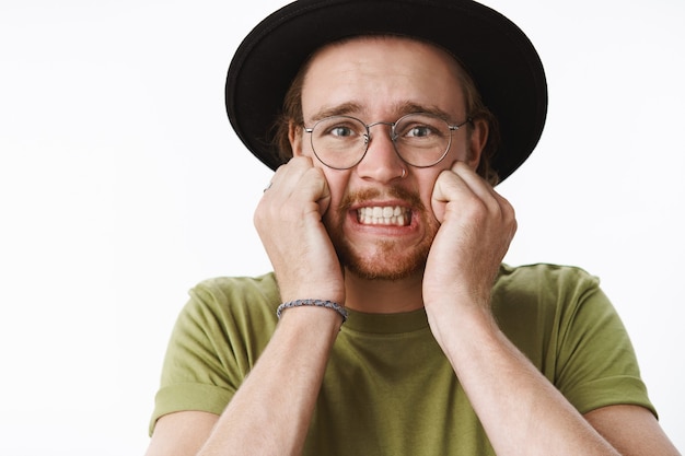 Homme barbu rousse expressif avec un chapeau