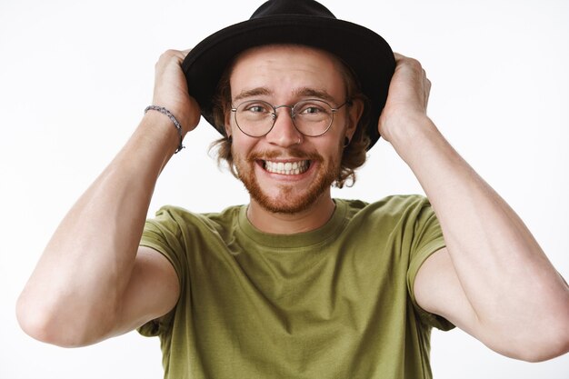 Homme barbu rousse expressif avec un chapeau