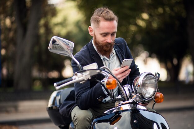 Homme barbu sur le scooter