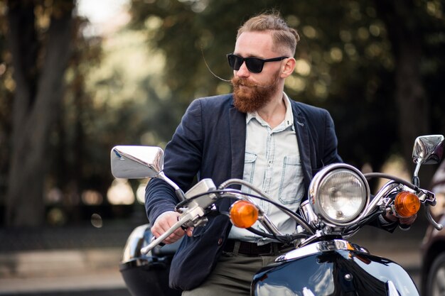 Homme barbu sur le scooter