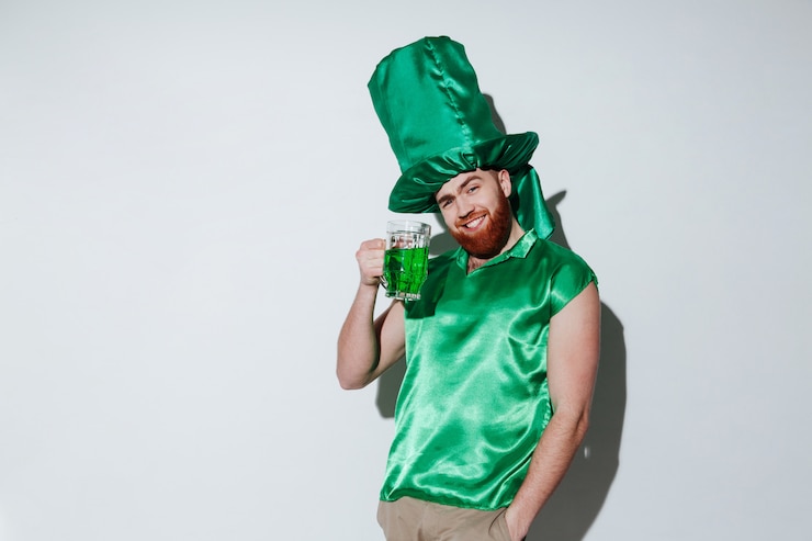 Photo gratuit homme barbu souriant en costume vert