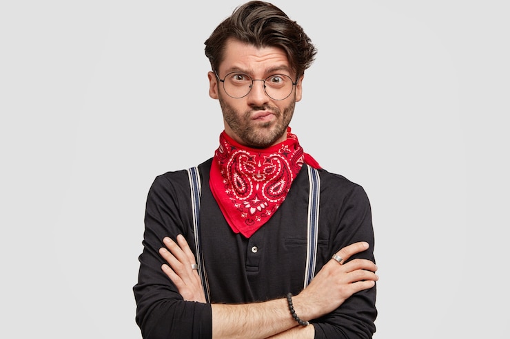 Photo gratuit homme barbu stupéfié avec une coiffure à la mode