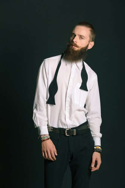 Homme barbu de style hipster