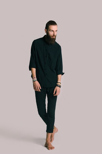 Homme barbu de style hipster