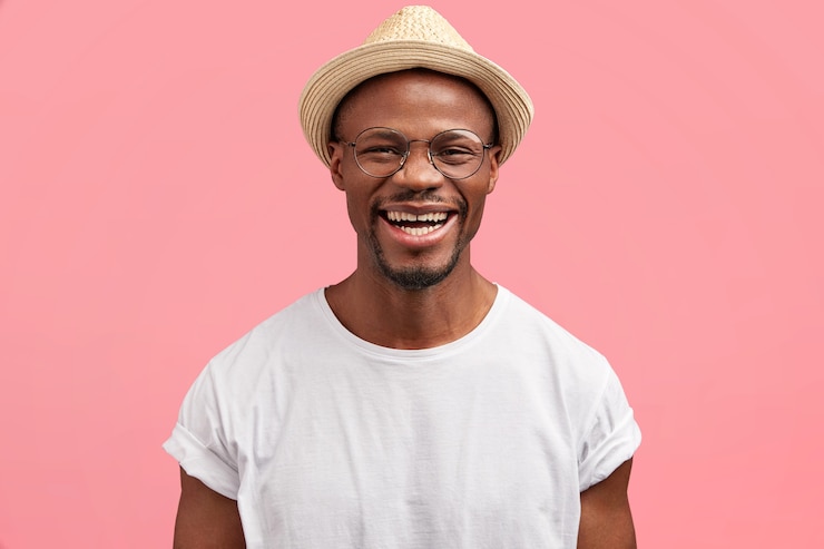 Photo gratuit homme barbu en t-shirt blanc et chapeau de paille