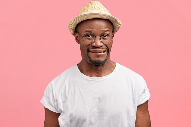 Homme barbu en t-shirt blanc et chapeau de paille