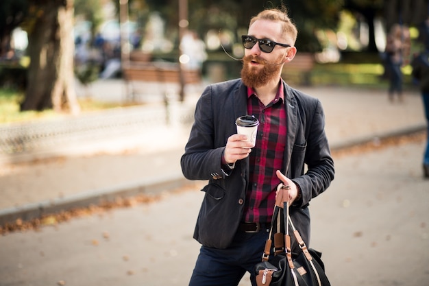 Homme barbu avec téléphone