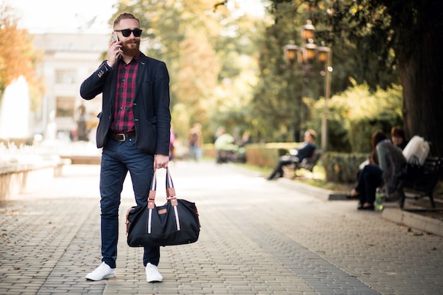 Homme barbu avec téléphone