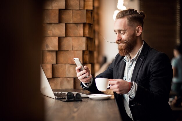 Homme barbu avec téléphone