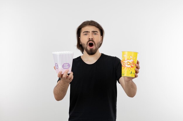 homme barbu tenant des seaux de pop-corn.