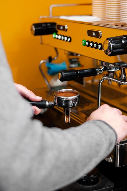 Homme barista à l'aide d'une machine à café