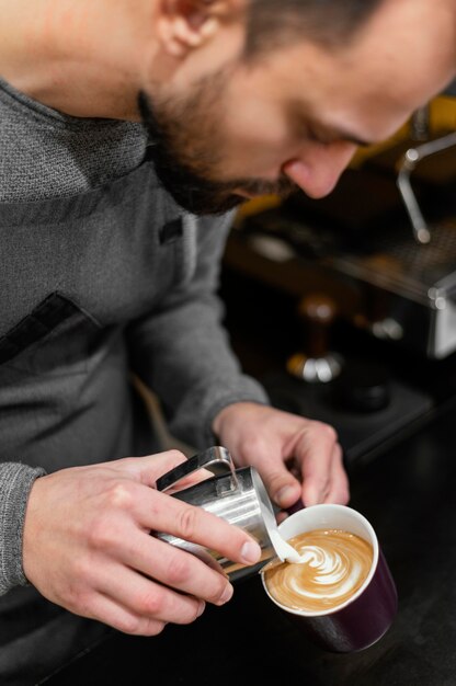 Homme barista prépare du café