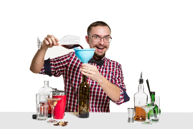 Photo gratuite homme barman expert fait un cocktail au studio isolé sur blanc