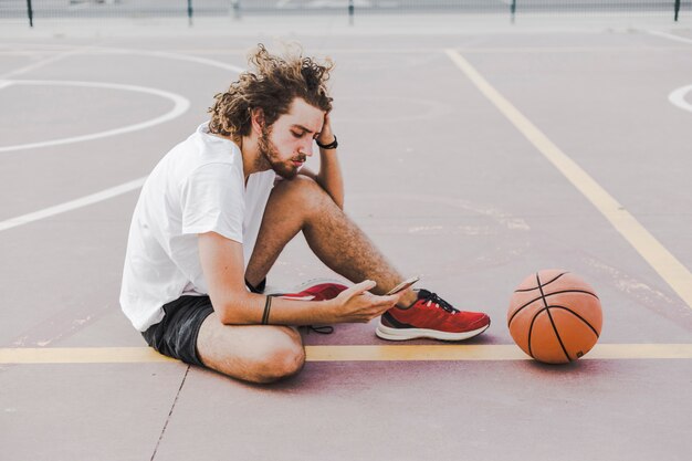 Homme, basketball, séance, tribunal, téléphone portable